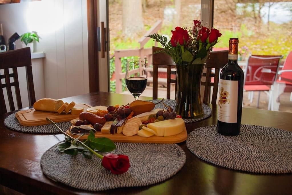 Modern Cabin With Hot Tub Grill Lake Beach Wineries Hiking Fishing And Hershey Park Family And Pet Friendly Superhosts On Ab&B Mount Gretna Εξωτερικό φωτογραφία